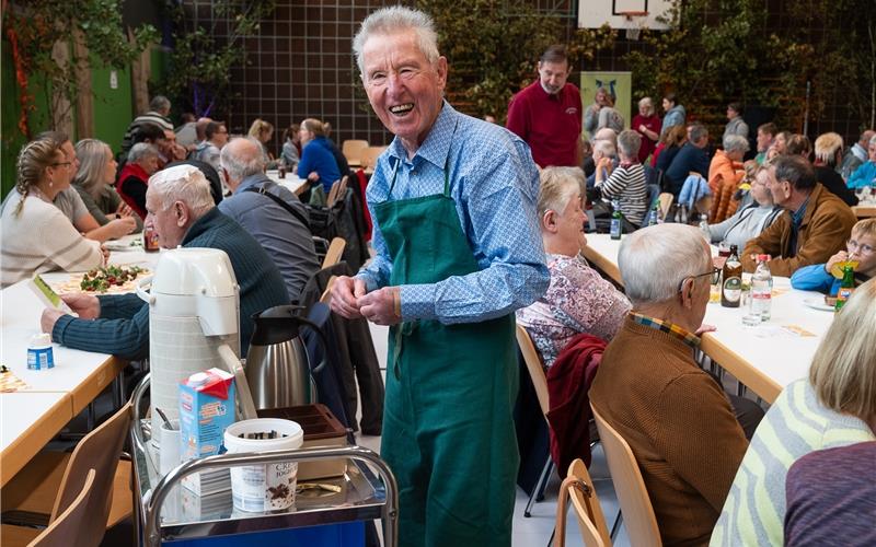 Richard Bott schenkt den Kaffee aus beim Jettinger Herbstbesen des Liederkranzes Oberjettingen. GB-Foto: Schmidt