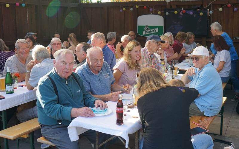 Rund 50 Engagierte fanden sich beim Ehrenamtsfest des Freibad-Fördervereins und der Gemeinde ein. GB-Foto: Straub