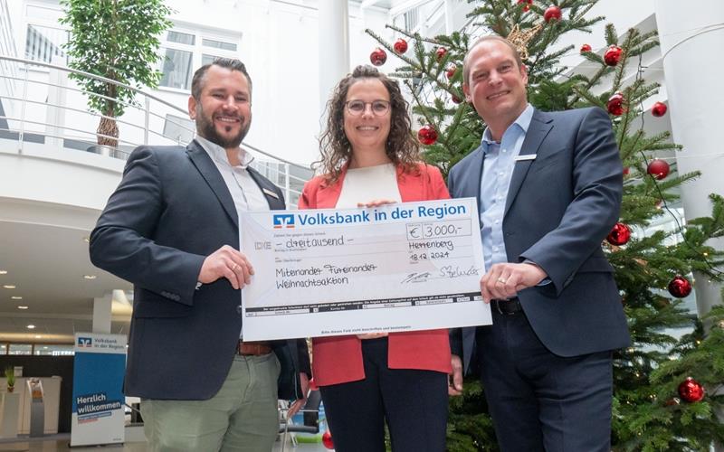 Scheckübergabe für „Miteinander – Füreinander“ im Herrenberger Volksbankhaus (von links): Sebastian Zehnder (Regionaldirektor Privatkunden Herrenberg), Carolin Schlanderer vom ambulanten Kinder- und Jugendhospizdienst und Markus Wudi (Regionaldirektor Firmenkunden).GB-Foto: Vecsey