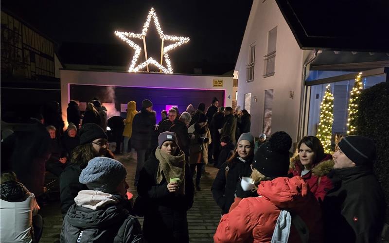 Spendenaktion bei Thomas Legnavsky: Die Besucher unterstützen „Miteinander – Füreinander“. GB-Foto: gb