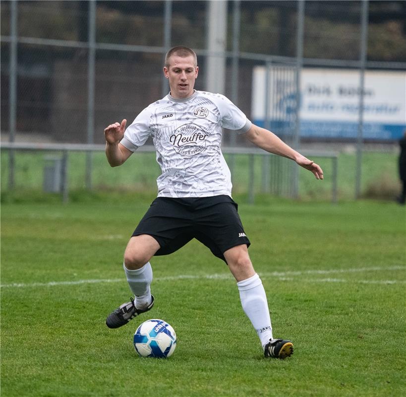 Spielertrainer Lukas Schnaidt SG Gäufelden - TSV Hildrizhausen 11 / 2024 Foto: S...