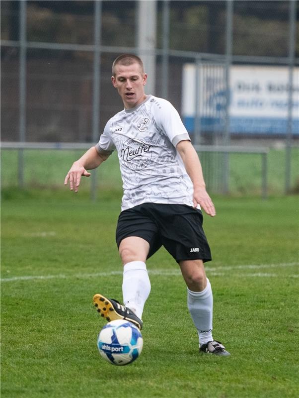 Spielertrainer Lukas Schnaidt SG Gäufelden - TSV Hildrizhausen 11 / 2024 Foto: S...