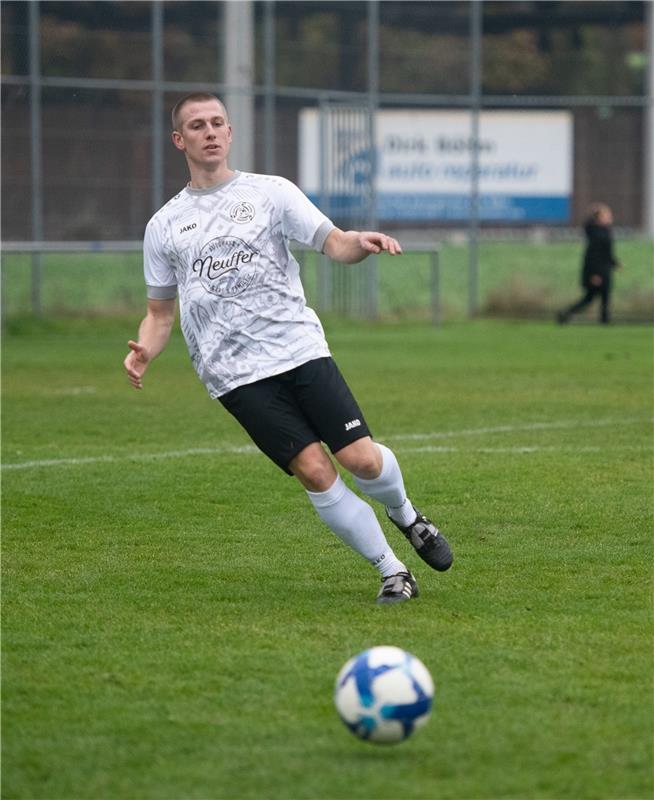 Spielertrainer Lukas Schnaidt SG Gäufelden - TSV Hildrizhausen 11 / 2024 Foto: S...