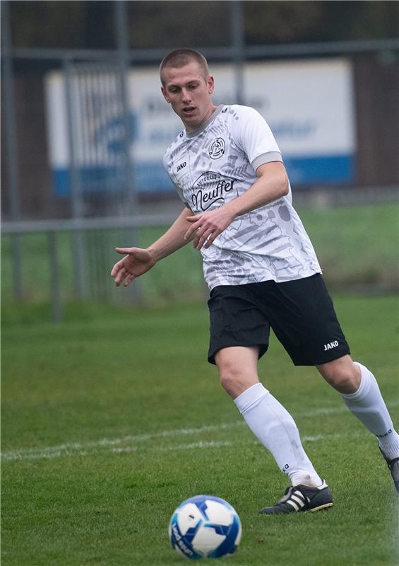 Spielertrainer Lukas Schnaidt SG Gäufelden - TSV Hildrizhausen 11 / 2024 Foto: S...