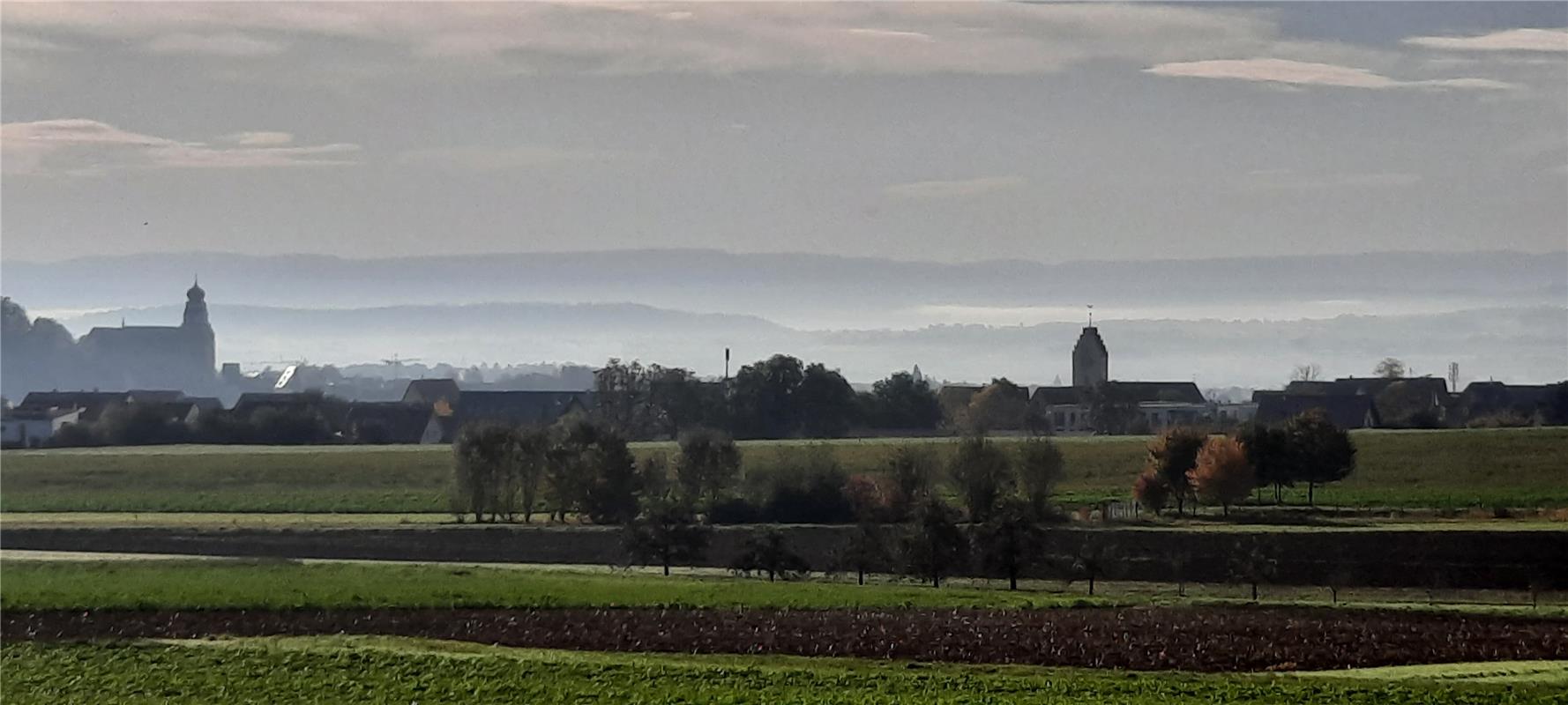 Stiftskirche und Affstätter Kirche vor vernebelter schwäbischer Alb. Von Uli Haf...