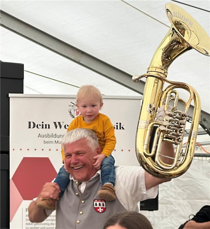Stolzer Opa und sein Enkel beim Musizieren auf dem Vatertagsfest des Musikverein...