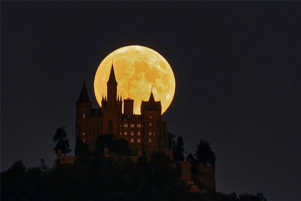 Super Vollmond über der Burg Hohenzollern. Von Anne Biedermann aus Herrenberg.