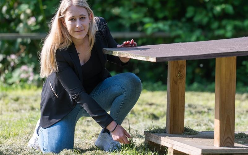 Taubenfütterungsstelle bei der Friedrich-Froebel-Schule: Anna-Vanadis Faix kümmert sich um die Tiere.GB-Foto: Vecsey