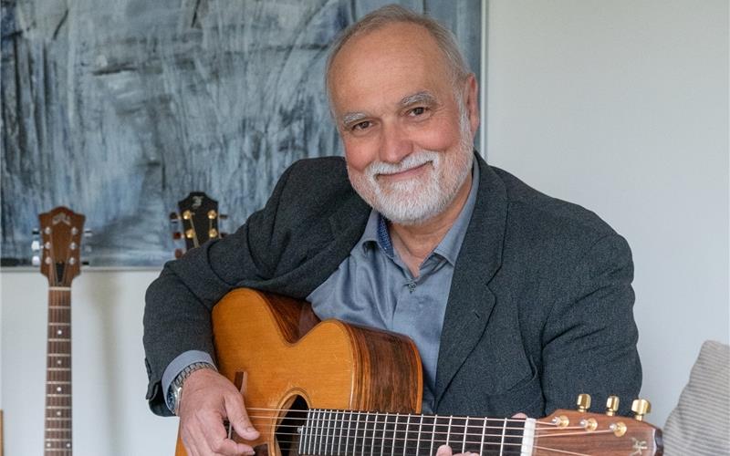 Thomas Brenner hat jetzt mehr Zeit fürs Gitarrenspiel. GB-Foto: Vecsey