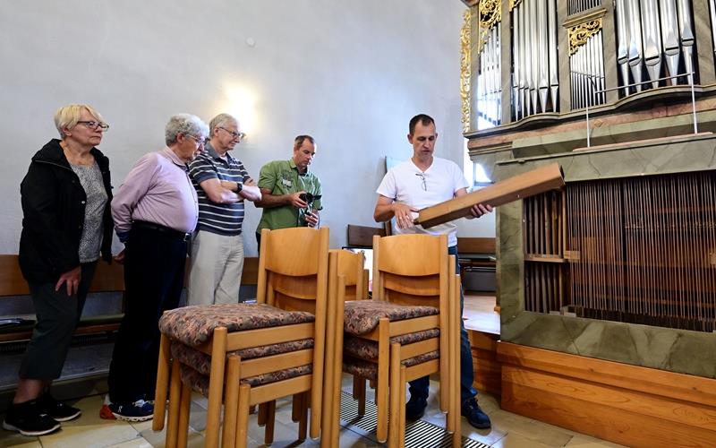 Thomas Dehmel (mit weißem T-Shirt) erläuterte die Funktionsweise der Orgel in der Michaelskirche. GB-Foto: Holom