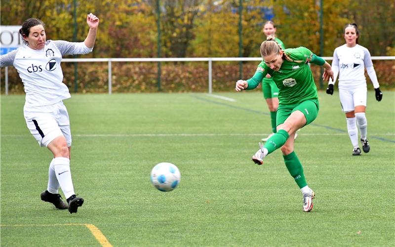 Tiffany Schiewe (rechts) leitete den 2:1-Führungstreffer von Maike Hillert ein. GB-Foto: Holom