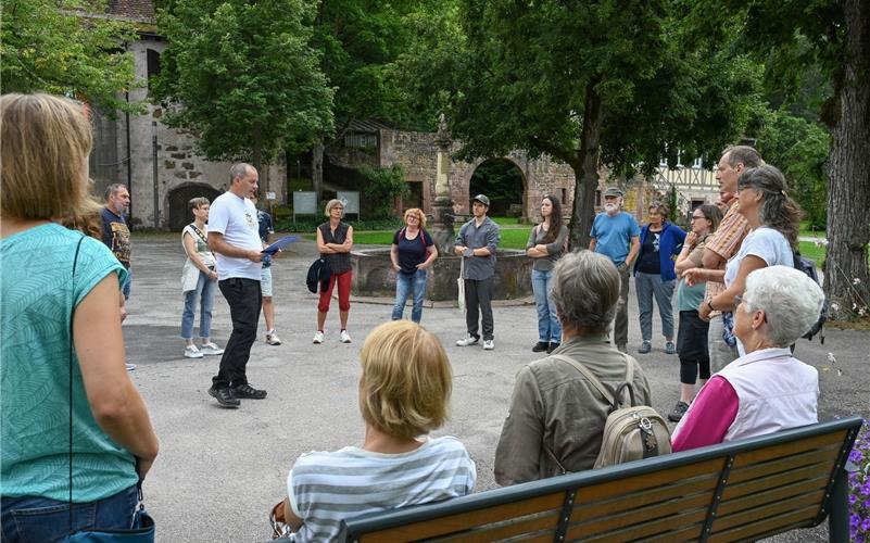 Timo Roller erläutert beim Stadtrundgang die jüdische Geschichte Wildbergs.GB-Foto: Vecsey