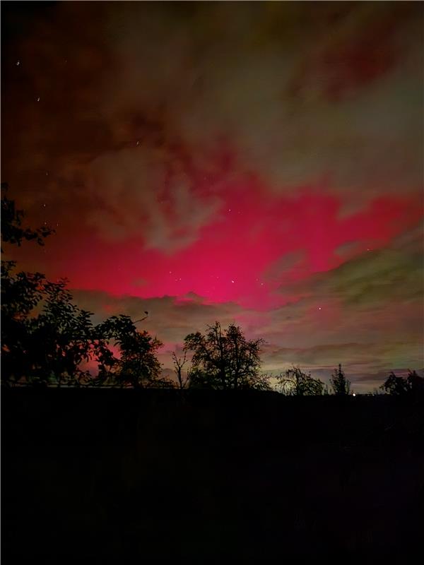 Tolle Nordlichter vom 10. Oktober 2024. Plötzlich war der Himmel rot, und mit bl...