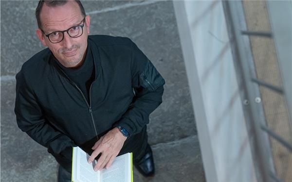 Tom Vuk liest in der Stadtbibliothek aus seinem Buch „Josip“.GB-Foto: Vecsey