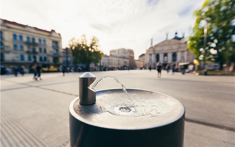 Trinkwasserbrunnen sollen bei Hitze Abkühlung schaffen. GB-Foto: Liubomir – stock.adobe.com