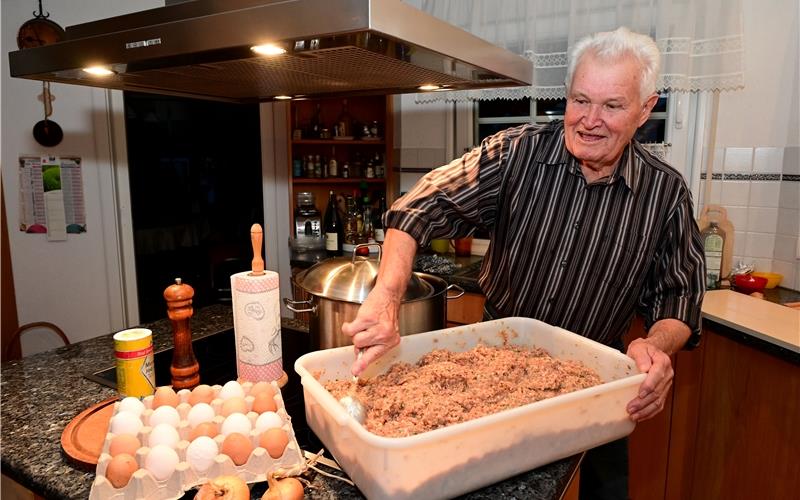 Über 400 Maultaschen fertigt Paul Gayer für den morgigen Sonntag in seiner Küche. GB-Foto: Holom