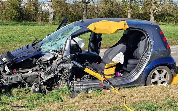 Unfallverursacherin wird auf der B14 in ihrem Auto eingeklemmt