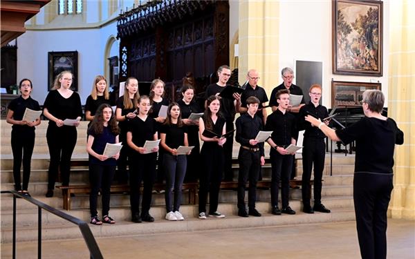 Unter der Leitung von Christa Feige bezaubern die Jugendkantorei und das Junge Ensemble die Besucher der Stiftskirche. GB-Foto: Holom