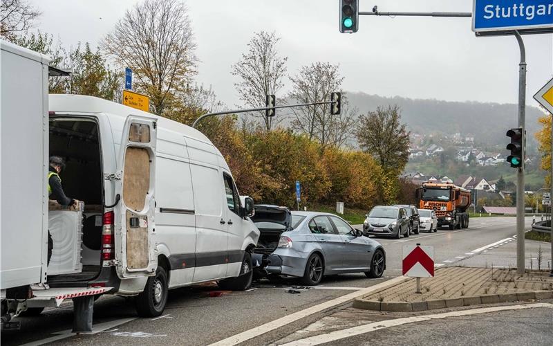 Vermutlich aufgrund von Unachtsamkeit kam es am Donnerstagvormittag auf der B296 im Bereich der Auobahnanschlussstelle Herrenberg zu einem Auffahrunfall. Wie die Polizei mitteilte, bremste der BWM an der gelb zeigenden Ampel. Das wiederum uebersah ein hinter ihm fahrender Transporter. Dieser krachte nahezu ungebremst in das Heck des BMW. Wodurch dieser einige Meter nach vorne geschoben wurde. Beide Insassen des BMW kamen teilweise schwer verletzt in umliegende Krankenhaeuser. Im Transporter wurde niemand verletzt. Beide Fahrzeuge waren nicht mehr fahrbereit und mussten abgeschleppt werden.