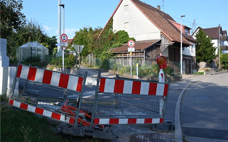 Voll gesperrt ist der Gehweg an der Vollmaringer Straße. GB-Foto: Reichert