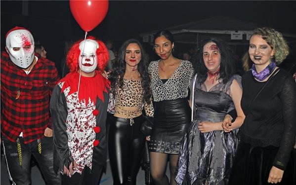 schaurig-sch-ne-momente-bei-der-halloween-party