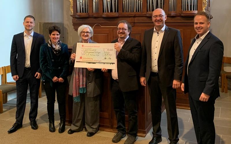 Von links: Josua Acker (Kreissparkasse), Kathrin Rothfuß (Kirchengemeinderat Tailfingen), Elisabeth Keszléri, Christoph Fischer (Pfarrer Tailfingen), Oliver Braun und Alexander Kanz (Kreissparkasse) bei der Scheckübergabe vor der Orgel. GB-Foto: Holzapfel