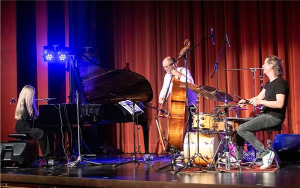 Vor einer überschaubaren Zahl an Zuhörern trat das Anke-Helfrich-Trio in der Alten Turnhalle auf. GB-Foto: Schmidt