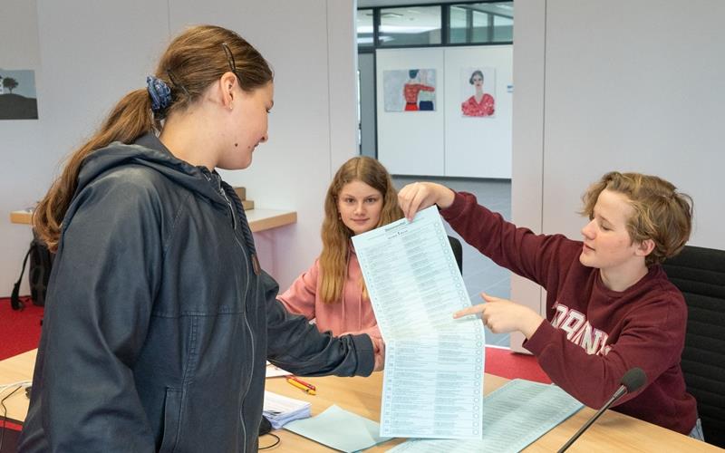 Wahlhelferinnen erklären an der ersten Station den langen Stimmzettel.GB-Foto: Vecsey