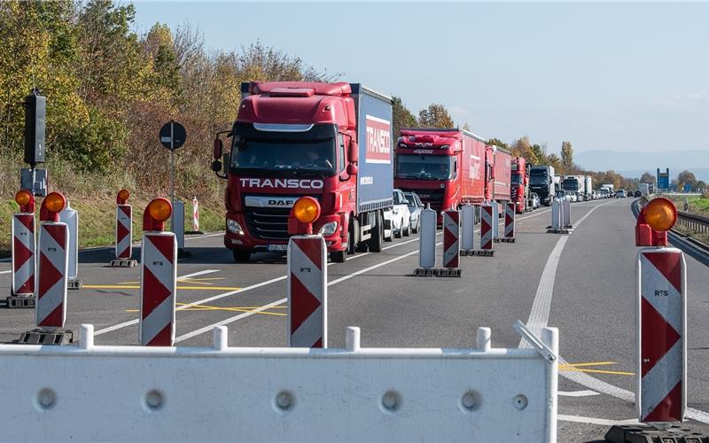 Wann immer man von der Autobahn in Richtung Böblingen/Ergenzingen fährt, ist die B28 verstopft. Doch lange dauert die Sperrung nicht mehr. GB-Foto: Schmidt