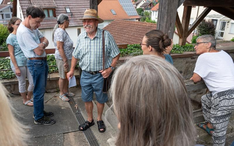 Wasserversorgung und Badekultur widmete sich Reinhold Bauer (mit Strohhut) bei seinem jüngsten Rundgang. GB-Foto: Vecsey