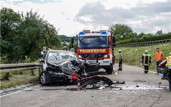 Drei Personen Schwer Verletzt Bei Frontalkollision