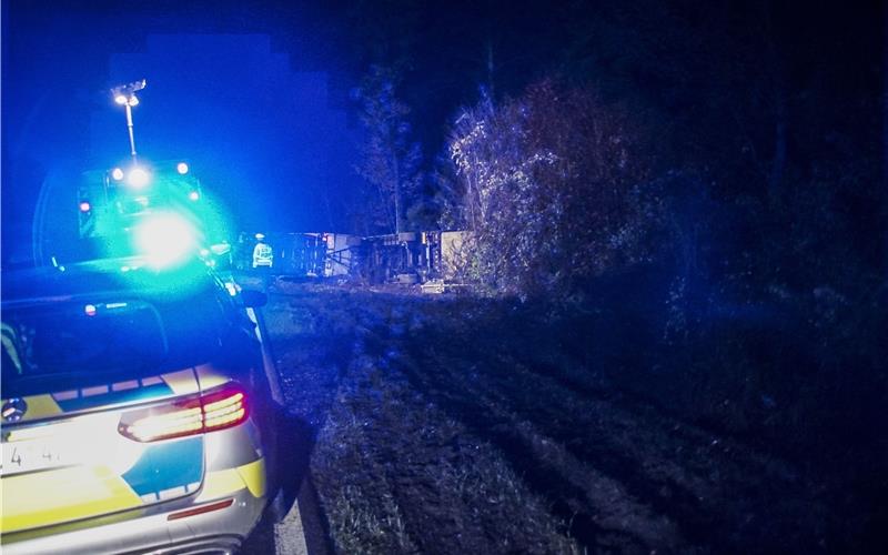 Räumungsarbeiten nach Lkw-Unfall auf der alten B28 zwischen Herrenberg und Jettingen dauern an