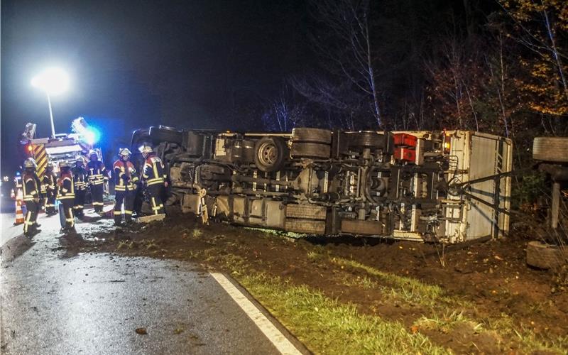 Räumungsarbeiten nach Lkw-Unfall auf der alten B28 zwischen Herrenberg und Jettingen dauern an