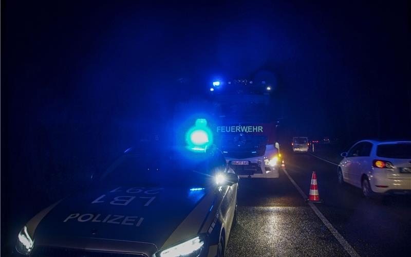 Räumungsarbeiten nach Lkw-Unfall auf der alten B28 zwischen Herrenberg und Jettingen dauern an