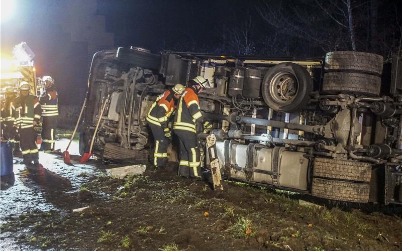 Räumungsarbeiten nach Lkw-Unfall auf der alten B28 zwischen Herrenberg und Jettingen dauern an