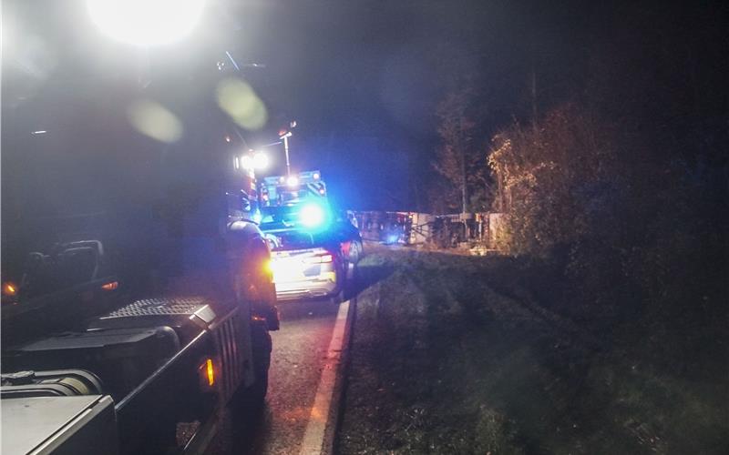 Räumungsarbeiten nach Lkw-Unfall auf der alten B28 zwischen Herrenberg und Jettingen dauern an