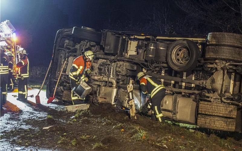 Räumungsarbeiten nach Lkw-Unfall auf der alten B28 zwischen Herrenberg und Jettingen dauern an