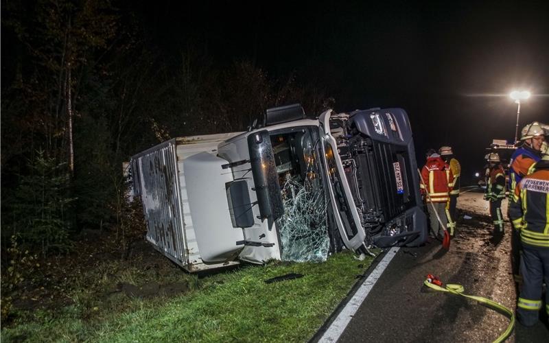 Räumungsarbeiten nach Lkw-Unfall auf der alten B28 zwischen Herrenberg und Jettingen dauern an