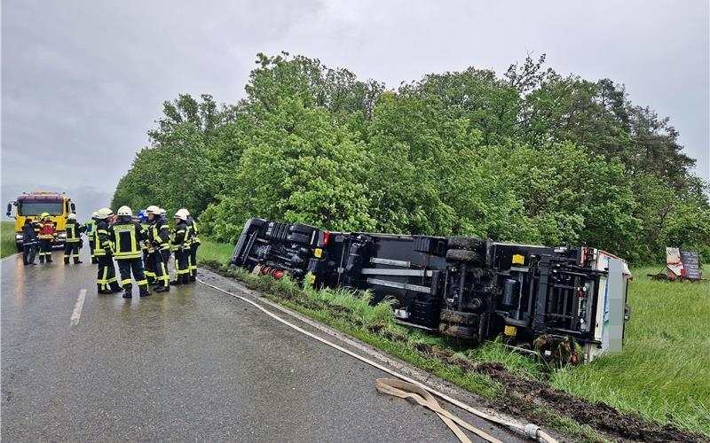 Lastzug kippt beim Industriepark auf dem Eisberg zur Seite