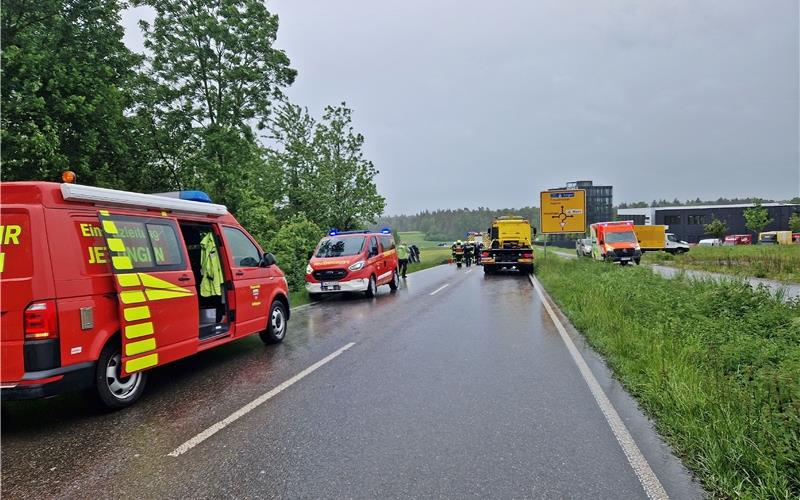 Lastzug kippt beim Industriepark auf dem Eisberg zur Seite