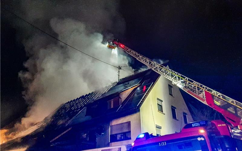 Millionenschaden bei Großbrand in Gültstein: Feuerwehr im Dauereinsatz