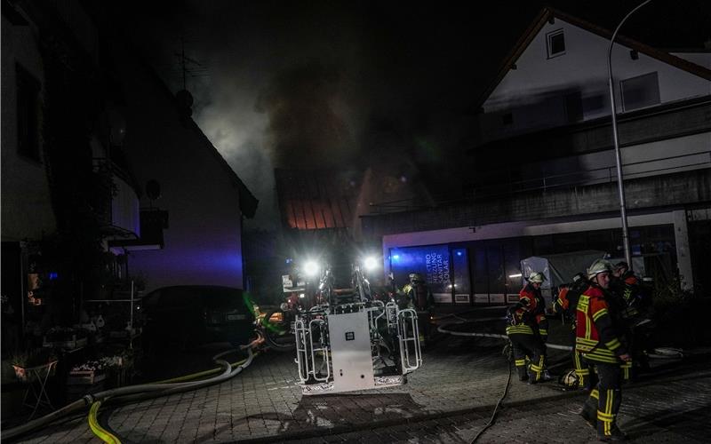 Millionenschaden bei Großbrand in Gültstein: Feuerwehr im Dauereinsatz