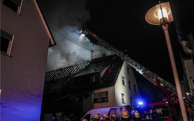 Millionenschaden bei Großbrand in Gültstein: Feuerwehr im Dauereinsatz