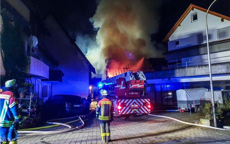 Millionenschaden bei Großbrand in Gültstein: Feuerwehr im Dauereinsatz