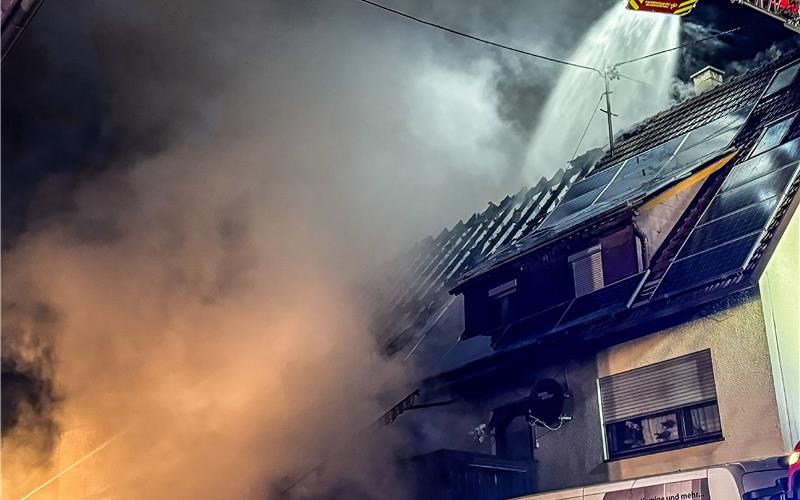 Millionenschaden bei Großbrand in Gültstein: Feuerwehr im Dauereinsatz