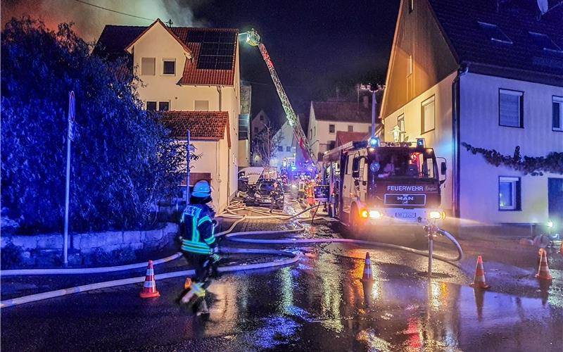 Millionenschaden bei Großbrand in Gültstein: Feuerwehr im Dauereinsatz