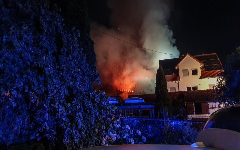 Millionenschaden bei Großbrand in Gültstein: Feuerwehr im Dauereinsatz