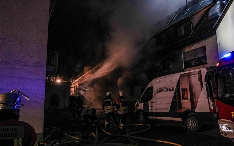 Millionenschaden bei Großbrand in Gültstein: Feuerwehr im Dauereinsatz