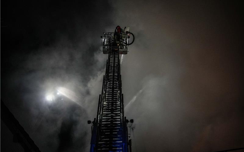 Millionenschaden bei Großbrand in Gültstein: Feuerwehr im Dauereinsatz