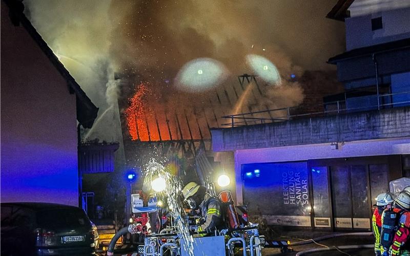 Millionenschaden bei Großbrand in Gültstein: Feuerwehr im Dauereinsatz